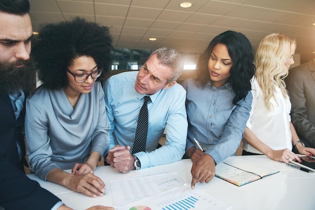 Ilustração sobre educação financeira e literacia financeira com gráficos e conceitos de gestão de finanças pessoais