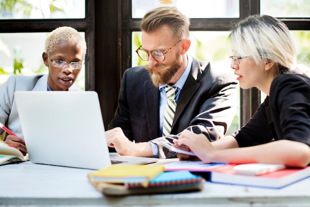 Equipe Digtek especializada em educação financeira e letramento financeiro para brasileiros