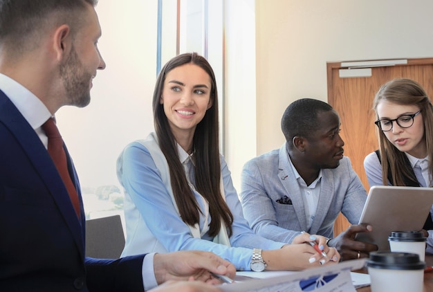 Ilustração sobre educação financeira e literacia financeira com gráficos e conceitos de gestão de finanças pessoais